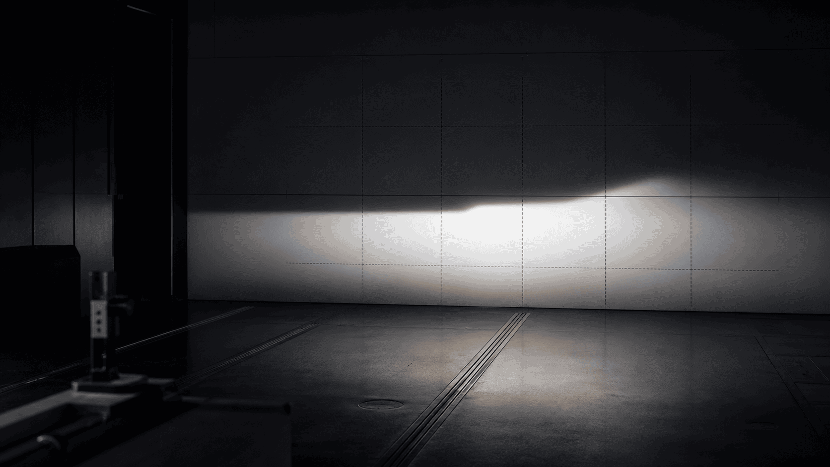 Controlled automotive headlight beam pattern in an optical laboratory